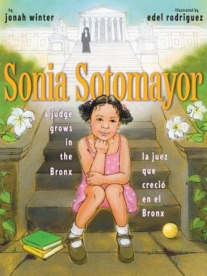 Book cover of Sonia Sotomayor: La Jueza que Crecio en El Bronx with an illustration of a little girl sitting on the steps with a big courthouse pictured behind her.