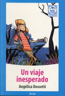 Book cover of Un Viaje Inesperado with an illustration of a girl trekking with a flashlight and a backpack through the forest.