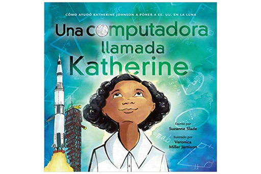 Book cover of Una Computadora Llamada Katherine with an illustration of a girl looking at the sky with a rocket blasting off pictured behind her.