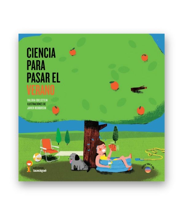 Book cover of Ciencia para Pasar el Verano with an illustration of a kid sitting in a small inflatable pool under a big apple tree.