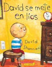 Book cover of David se Mete en Lios with an illustration of David sitting on a chair in the corner of a room on a time-out.
