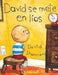Book cover of David se Mete en Lios with an illustration of David sitting on a chair in the corner of a room on a time-out.