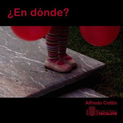 Book cover of En Donde with a photograph of a child's feet at the edge of a step.