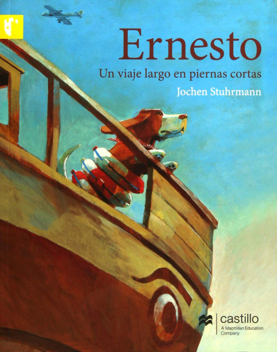 Book cover of Ernesto un Viaje Largo en Piernas Cortas with an illustration of a dog looking off a boat.