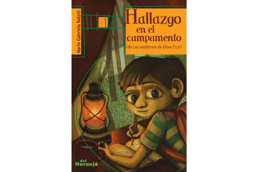 Book cover of Hallazgo en el Campamento (de los Cuadernos de Ulises Fizzi) with an illustration of a little boy writing.