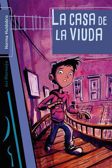 Book cover of La Casa de la Viuda with an illustration of a boy walking up stairs.