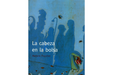 Book cover of La Cabeza en la Bolsa with an illustration of a girl hiding her head in a bag.