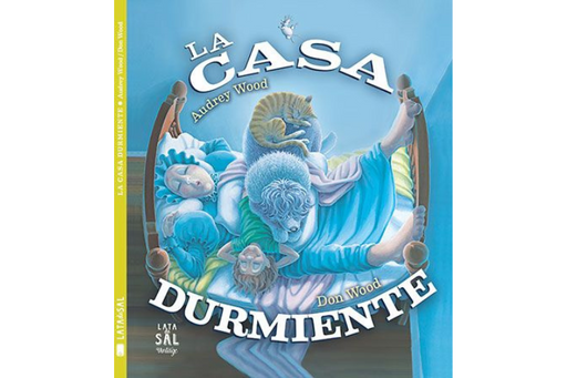 Book cover of La Casa Durmiente with an illustration a lady asleep in bed with a chid, a dog, and a cat all sleeping, piled on top of her.