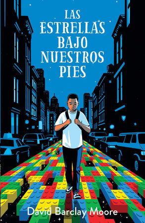 Book cover of Las Estrellas Bajo Nuestros Pies with an illustration of a boy walking down a city street made of building blocks.