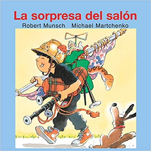 Book cover of La Sorpresa del Salon with an illustration of a boy carrying a bunch of random objects such as a bagpipe, a snake, and a curtain rod, walking past a dog who looks bewildered.