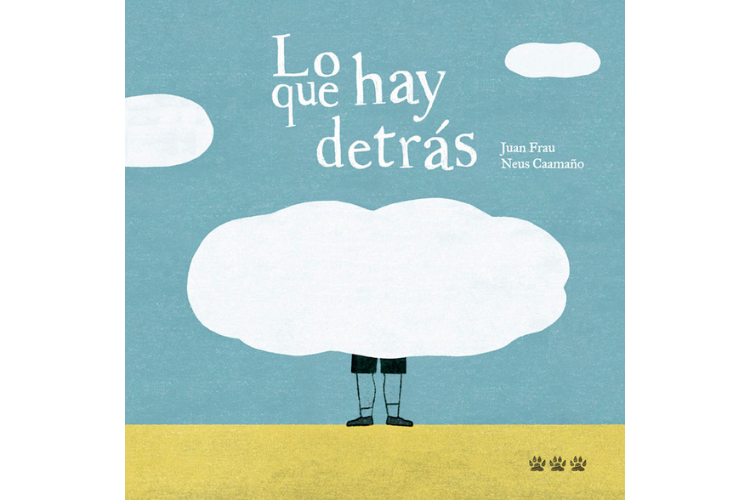 Book cover of Lo que hay Detras with an illustration of clouds with someone hidden behind a cloud, with only their legs visable.