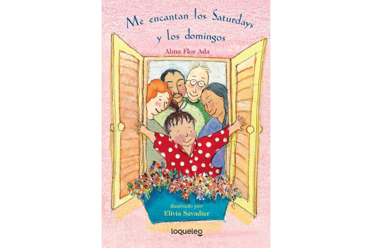 Book cover of Me Encantan los Saturdays y los Domingos with an illustration of a child opening the window to reveal a family.