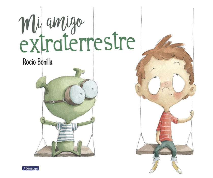 Book cover of Mi Amigo Extraterrestre with an illustration of a boy and an alien swinging.