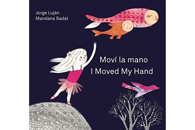 Book cover of Moiva La Mano/I Moved my Hand with an illustration of a girl and two fish.