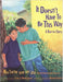 Book cover of No Tiene que ser Asi una Historia del Barrio with an illustration of two boys talking outside with trees and a building behind him.