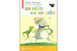 Book cover of Un Nino es un Nino with an illustration of a mouse being hugged by two frogs.