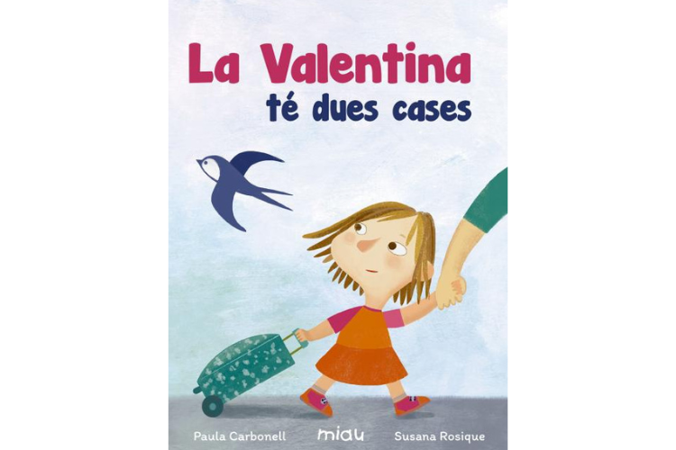 Book cover of La Valentina te Dues Cases with an illustration of a girl holding a hand walking, pulling her suitcase along.