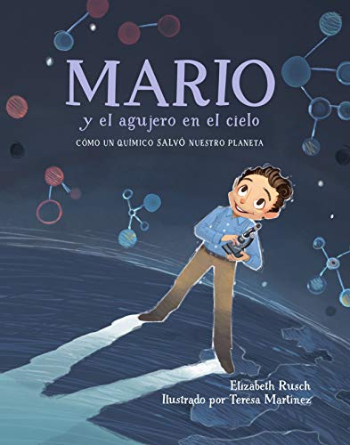 Book cover of Mario y el Agujero en el Cielo un Quimico Salvo Nuestro Planeta with an illustration of a man on a planet holding a microscope.